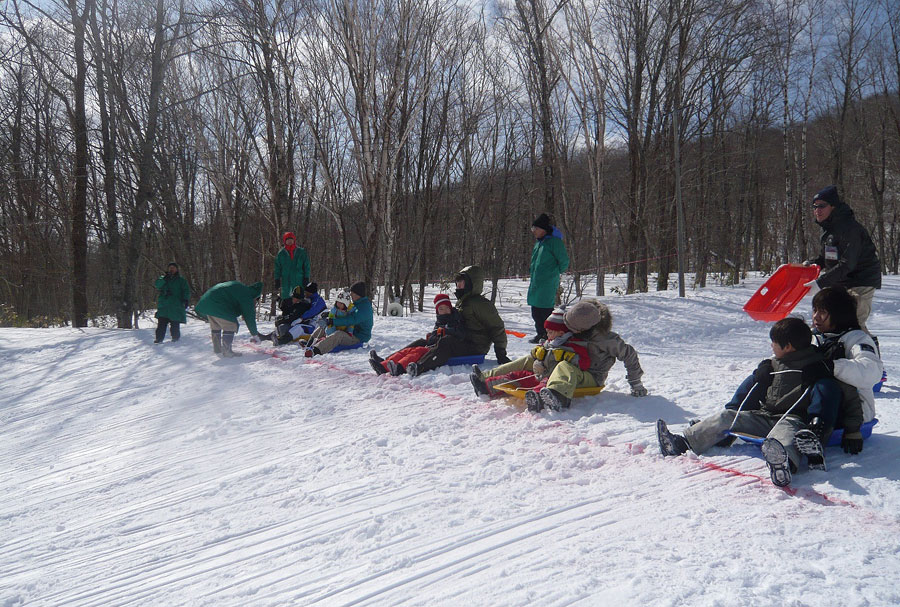 親子で力を合わせてスピードを競う「親子ボブスレー大会」 カルルス温泉冬まつり