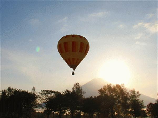 ニセコ・倶知安の空に浮かぶ熱気球 ニセコ・倶知安での熱気球体験