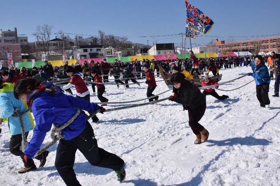 レース船頭1人、引き手6人、押し手1人のチームで競う「萌っこばんばレース」 「萌っこばんばレース」