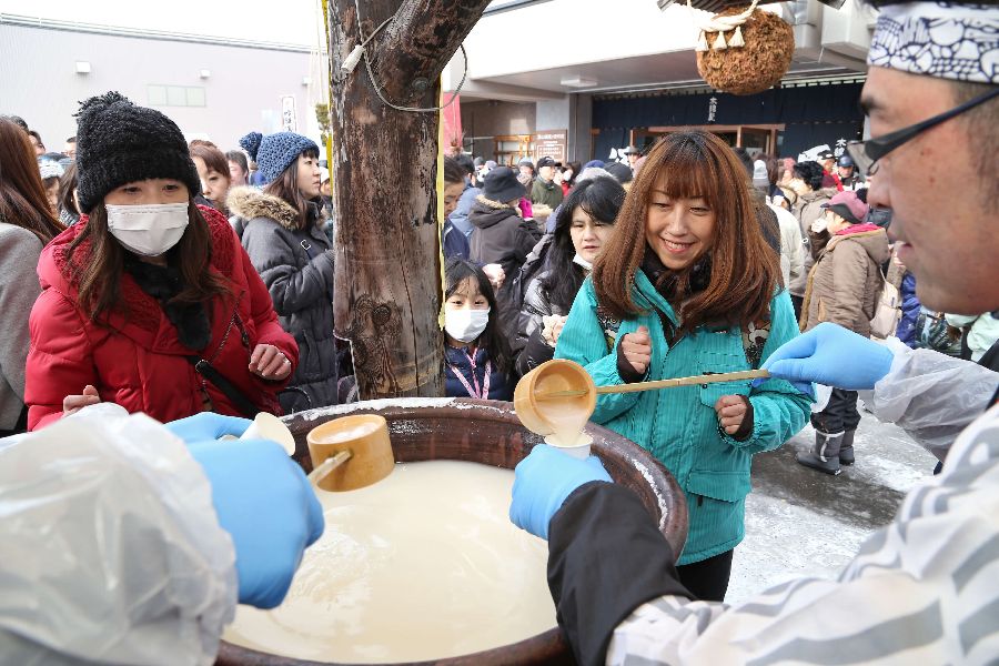 毎年大盛況、出来たての酒の無料試飲 酒蔵開放