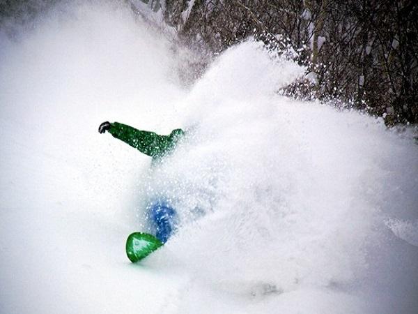 パウダースノーで楽しむスノーボード スノーボード