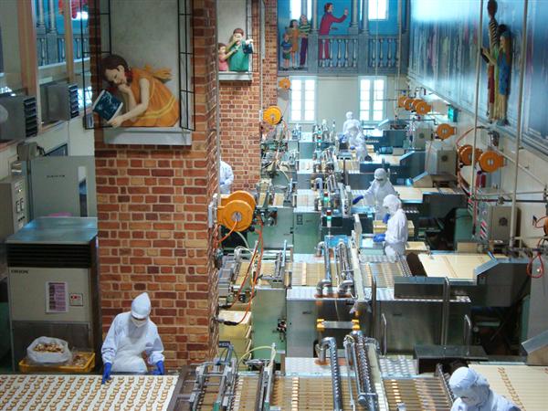 製造ラインは9~17時に稼働。1日平均46万枚の「白い恋人」が作られる 白い恋人製造ライン