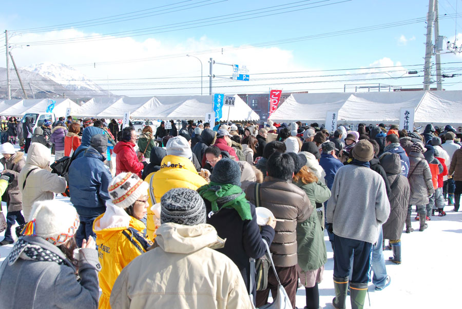 この時期だけの味覚を楽しもうと毎年大行列 恵山ごっこまつり