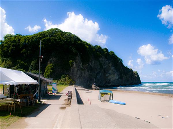白い砂浜と青い空、地平線まで続く海の景色が素晴らしいサンリバー海水浴場 サンリバー海水浴場