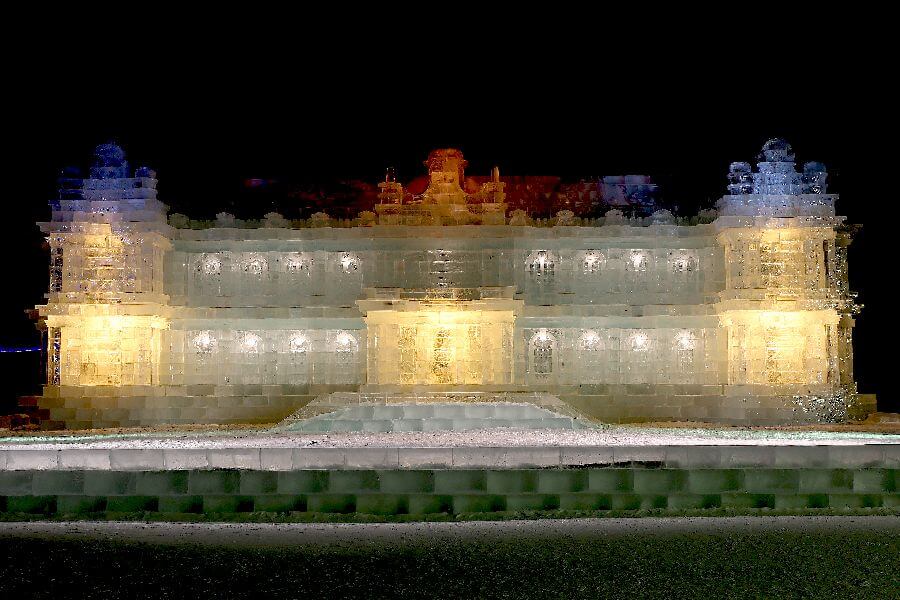 昼間とは違った幻想的な雰囲気を楽しめる氷像のライトアップ もんべつ流氷まつり