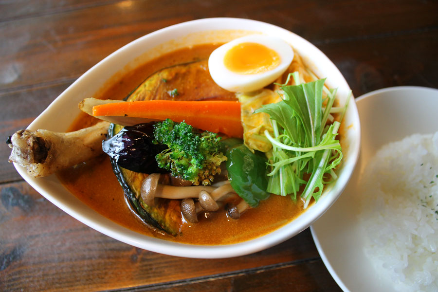 店一番のおすすめメニュー、ぱりぱりチキンと野菜のスープカレー ぱりぱりチキンと野菜のスープカレー