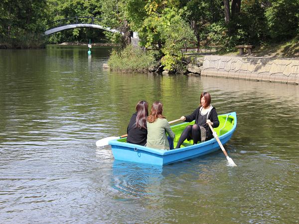 おしゃべりしながら、湖上を自由に動けるボートは楽しい 大沼のボート