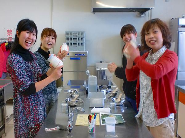 瓶を振るだけで、だんだんとバターが固まっていく過程がおもしろい バター作り体験