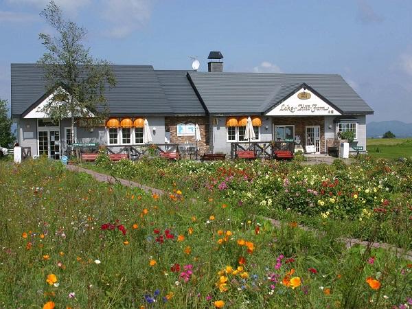 店舗までのアプローチは、かわいらしいお花畑が迎えてくれる 洞爺レークヒルファーム