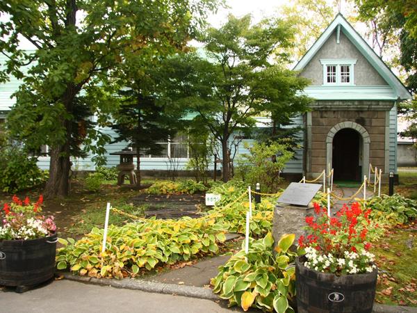 庭園に咲く色とりどりの花々は、5~7月が見ごろ 創業者夫妻が暮らした私邸