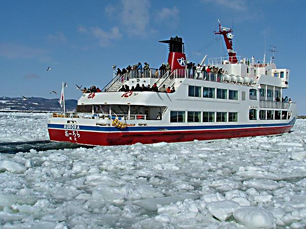 普通の船では進めない流氷の海原をいく 流氷観光砕氷船おーろら号