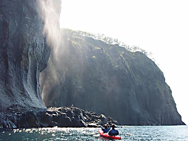 シーカヤックなら知床の断崖の間近まで迫れる 知床シーカヤック