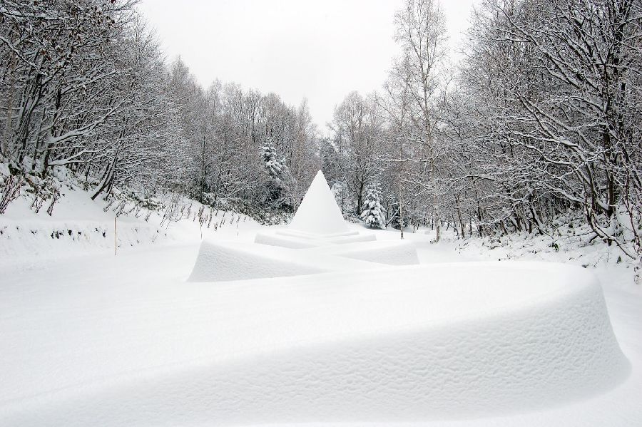 ダニ・カラヴァン《隠された庭への道》(写真提供:札幌芸術の森) 隠された庭への道