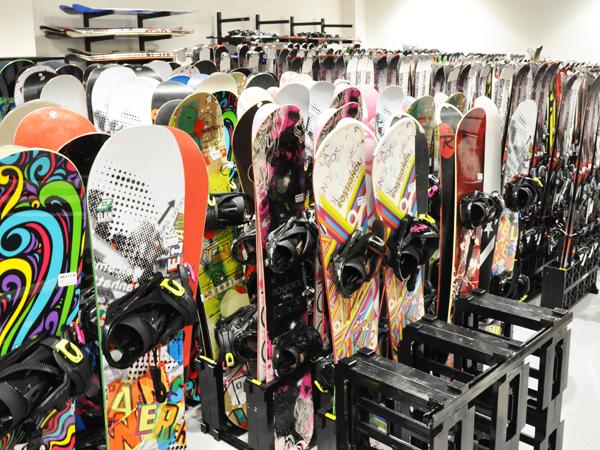 豊富なレンタル品の中から、自分に合ったものを選べる レンタルスキー・スノーボード