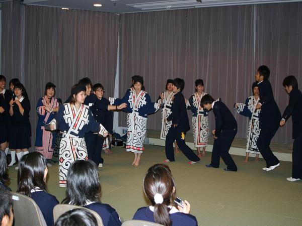 講師が希望者と一緒に踊る舞踊体験 講師が希望者と一緒に踊る舞踊体験