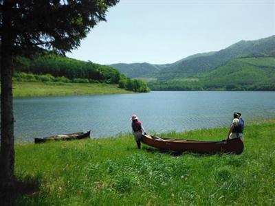 かなやま湖湖畔