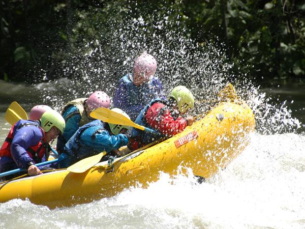 スリルがあって楽しい激流下りができるラフティング スリルがあって楽しい激流下りができるラフティング