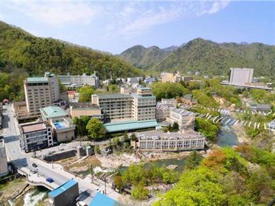 自然に囲まれる定山渓温泉街