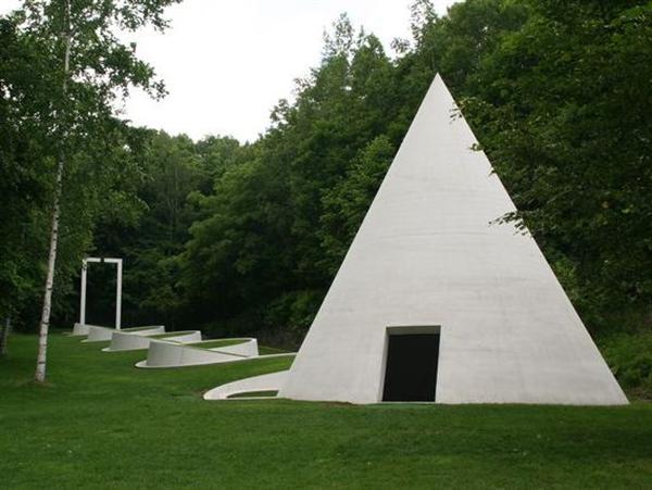 自然観光を活かして彫刻が展示されている 芸術の森