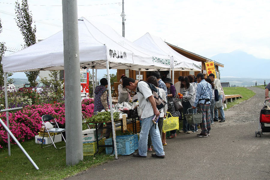 「見晴台公園会場」で行われる、上富良野産の新鮮野菜の直売会 十勝岳紅葉まつり