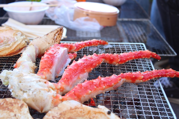 新鮮な海産物を炭火焼きで味わえる! もんべつグルメまつり