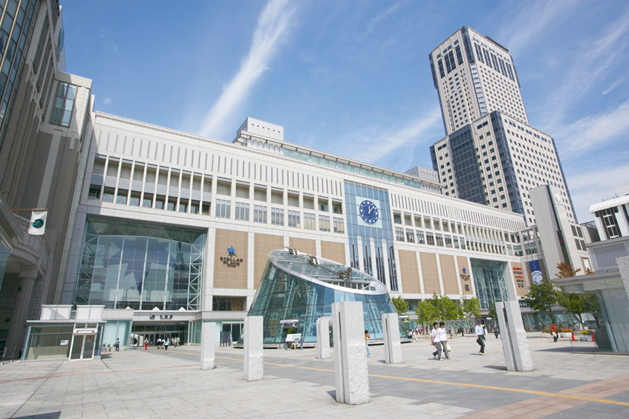 星の大時計が目印 札幌ステラプレイス