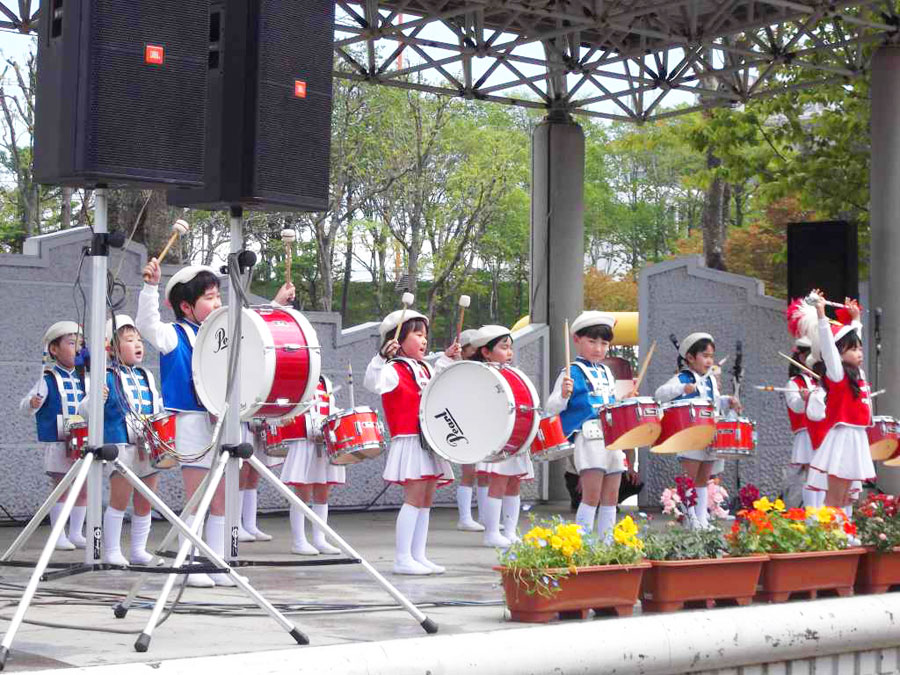 ステージでは多彩なイベントが開催される くしろチューリップ&花フェア