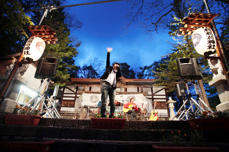 神社の境内で行われる野外ライブ