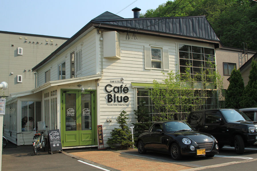 外観もかわいらしいデザイン。テラス席もあり、ゆっくりと過ごせる 外観もかわいらしいデザイン