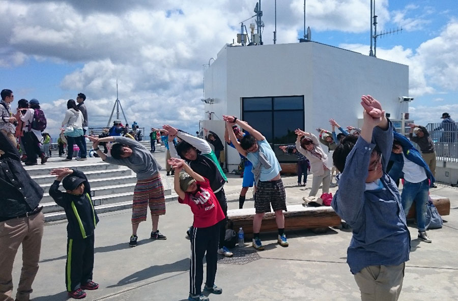 澄んだ空気の中で行われる「山ヨガ体験教室」 もいわ山の日