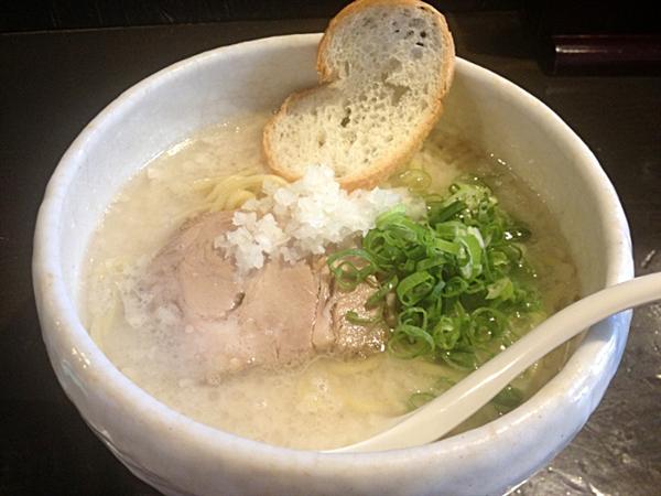 白(スープの味を感じる塩味) 750円 山嵐 ラーメン 白