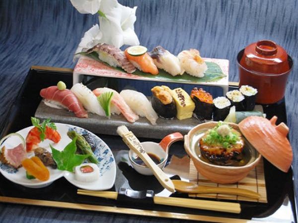 季節感を大切にした、和食と鮨のセットが人気 セットメニュー
