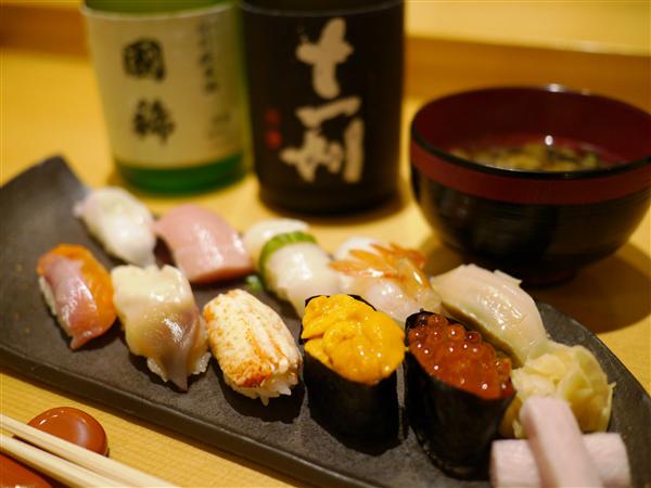 とある日の特選握り10貫4000円(抜税)。どれを食べてもその鮮度の良さが伝わってきます。10貫で3150円(抜税)