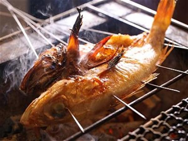 ホッケやキンキを目の前の炉ばたでシンプルかつ豪快に焼き上げる。
こだわりの炭備長炭や岩塩が更に素材を引き立てるのだ。 炉ばた焼き