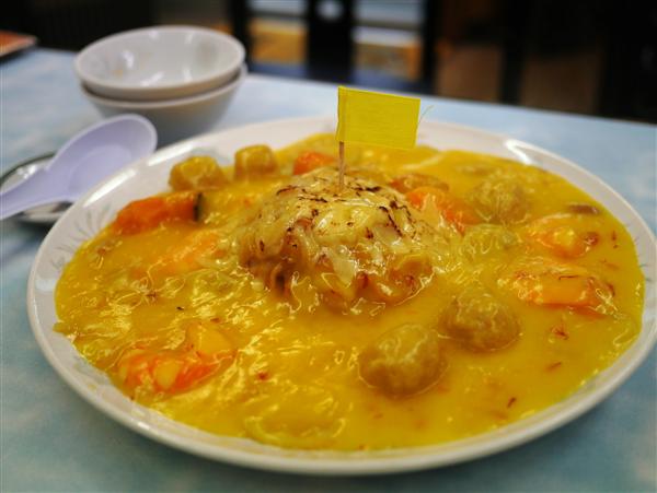 直径30センチくらいの皿いっぱいの「幸せの黄色いあんかけ焼きそば」 幸せの黄色いあんかけ焼きそば