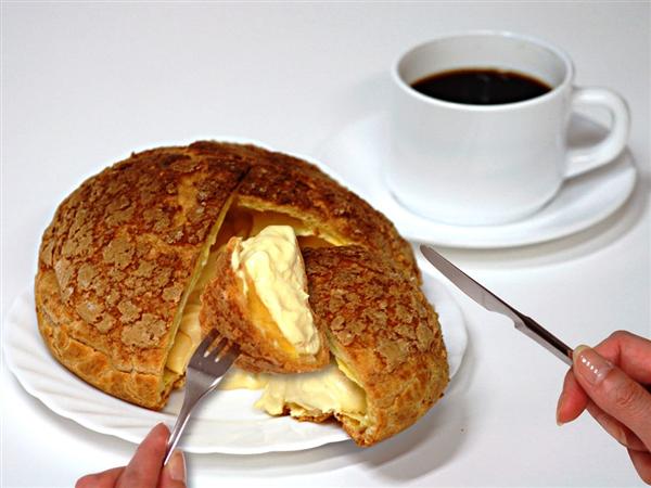 直径は15センチのシュークリームは食べきれない場合は持ち帰りも可能 ジャンボシュークリーム