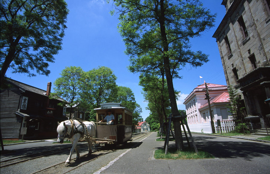 「馬車鉄道」が走る古い街並みの中、注目のシンガーソングライターなどが歌声を響かせる