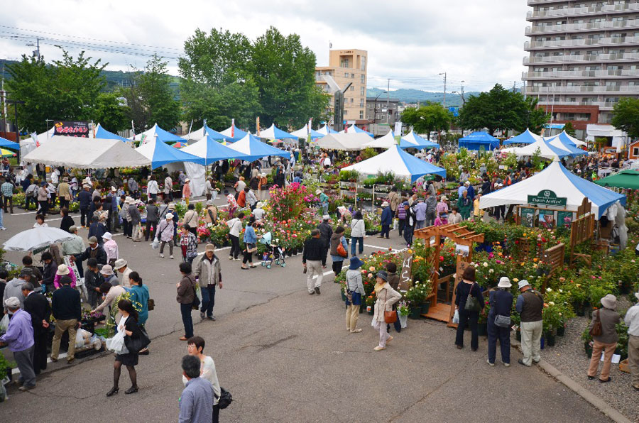 鉢花・植木・ガーデンアイテムが展示販売される屋外会場 花フェスタ旭川