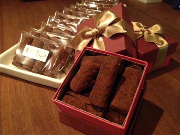 オトナスイーツの一押しはラムトリュフ!!
箱(8個入り1500円)・(袋は4個入りで630円) ラムトリュフ