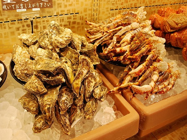 三大ガニ、牡蠣、ホタテ、ツブ、八角、サーモン等々焼き放題。和牛や北海道野菜もたっぷり。 牡蠣、蟹あし バイキングコーナー