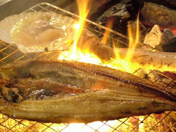 その日の獲れたて鮮魚を豪快に炉ばた焼きで。シンプルが一番旨いのは新鮮一番だから。 炉ばた焼き ホッケ等