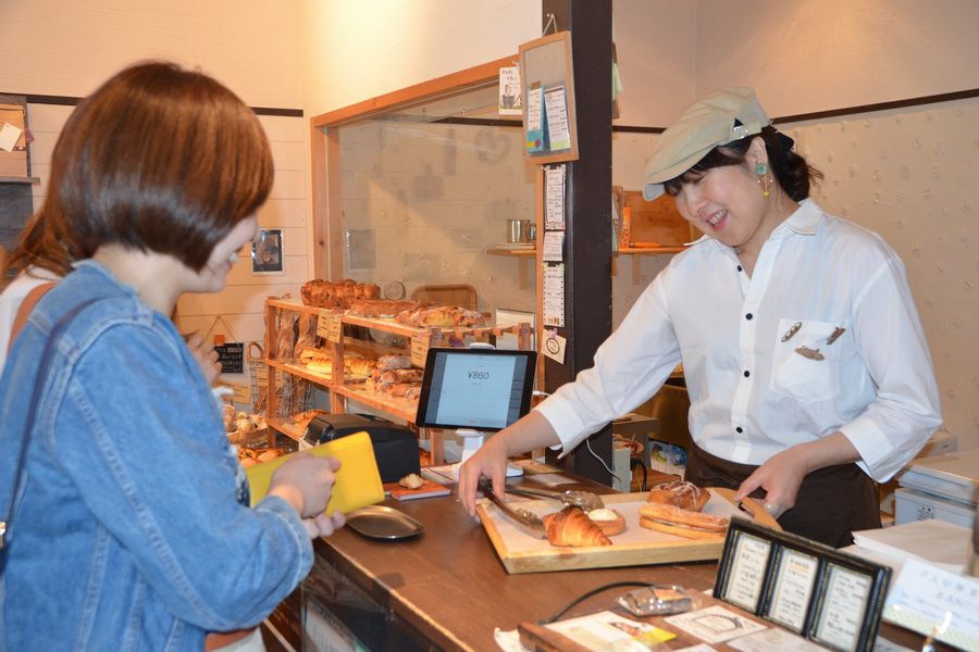 ▲店長の村上直美さん。なんと、店内の装飾から雑貨の選定までご自身で行うとのこと。 boulangerie Paume南3条店