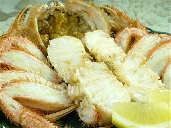 いつでも茹でたて毛ガニ丸ごと一杯1200円を食べている間はみんな無口になる。 毛ガニ