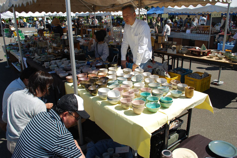陳列されるのは皿や湯飲みなどの食器から置き物まで、さまざまな陶器 新十津川陶芸まつり