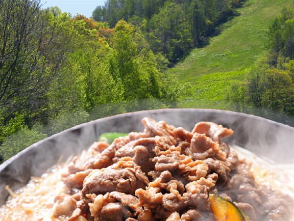 春には桜を眺めながら自慢の味付ジンギスカンが堪能できる ばんけい苑