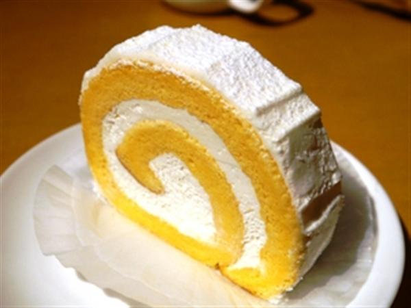 あつもりとは礼文島に咲く高山植物の「レブンアツモリソウ」から名付けた
他、“桃岩シュー”など、礼文島への愛着が伝わる商品名のシュークリームもある あつもりロール