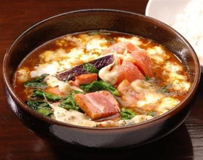 厚切りベーコンと丸ごとトマトカレー