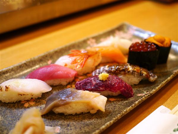 寿司は全て10貫一セット。一番人気はやはり特選握り(2800円)
キンキを食べてもクジラの尾身を食べてもこの価格!
大将はこの道20年以上の職人。トークも軽快で朝から楽しい気分になれる 特選握り