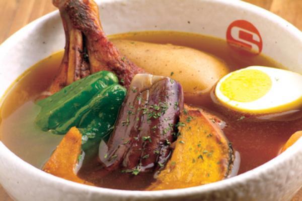 食べ応えある大きさのタンドリーチキンは、サラサラのあっさりスープと良く合う味わい タンドリーチキン