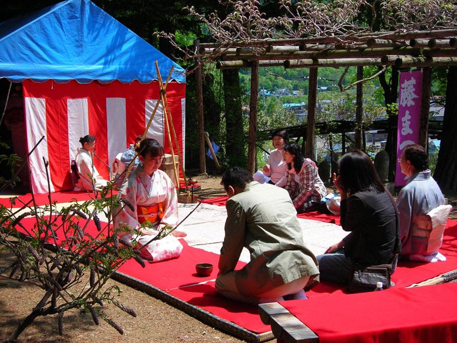 藤棚の下で来場者に抹茶が振る舞われる「野だて」 まるせっぷ藤まつり